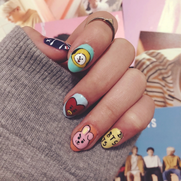 Маникюр с BTS И bt21