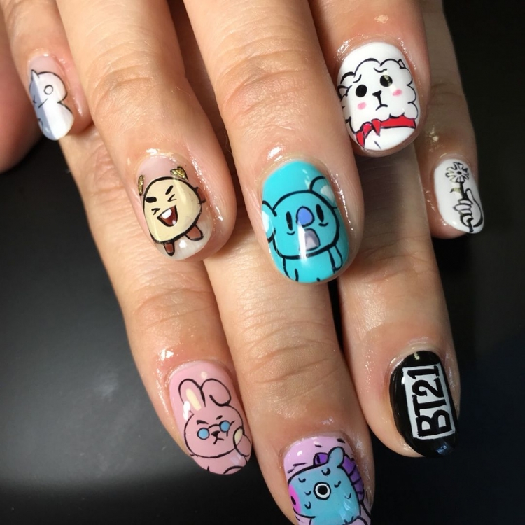 Маникюр БТС bt21