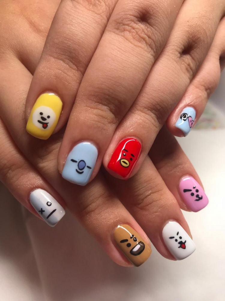 Маникюр БТС bt21
