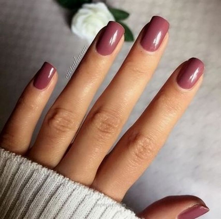 Маникюр на короткие ногти квадратной формы однотонные