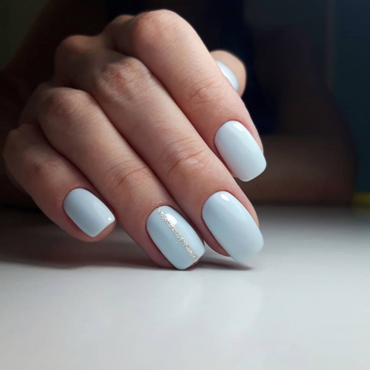 Белый маникюр на короткий мягкий квадрат