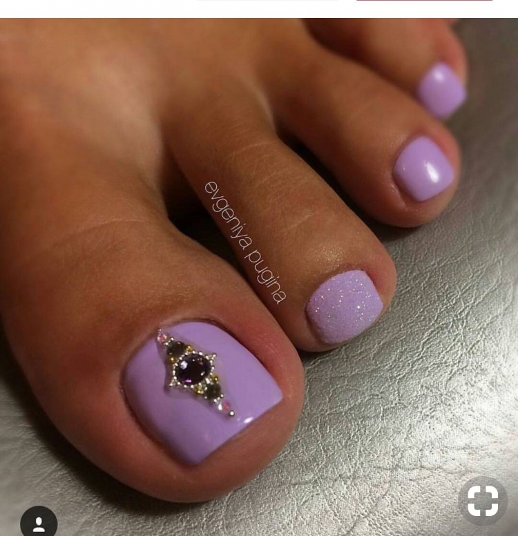 Педикюр розовый с фиолетовым