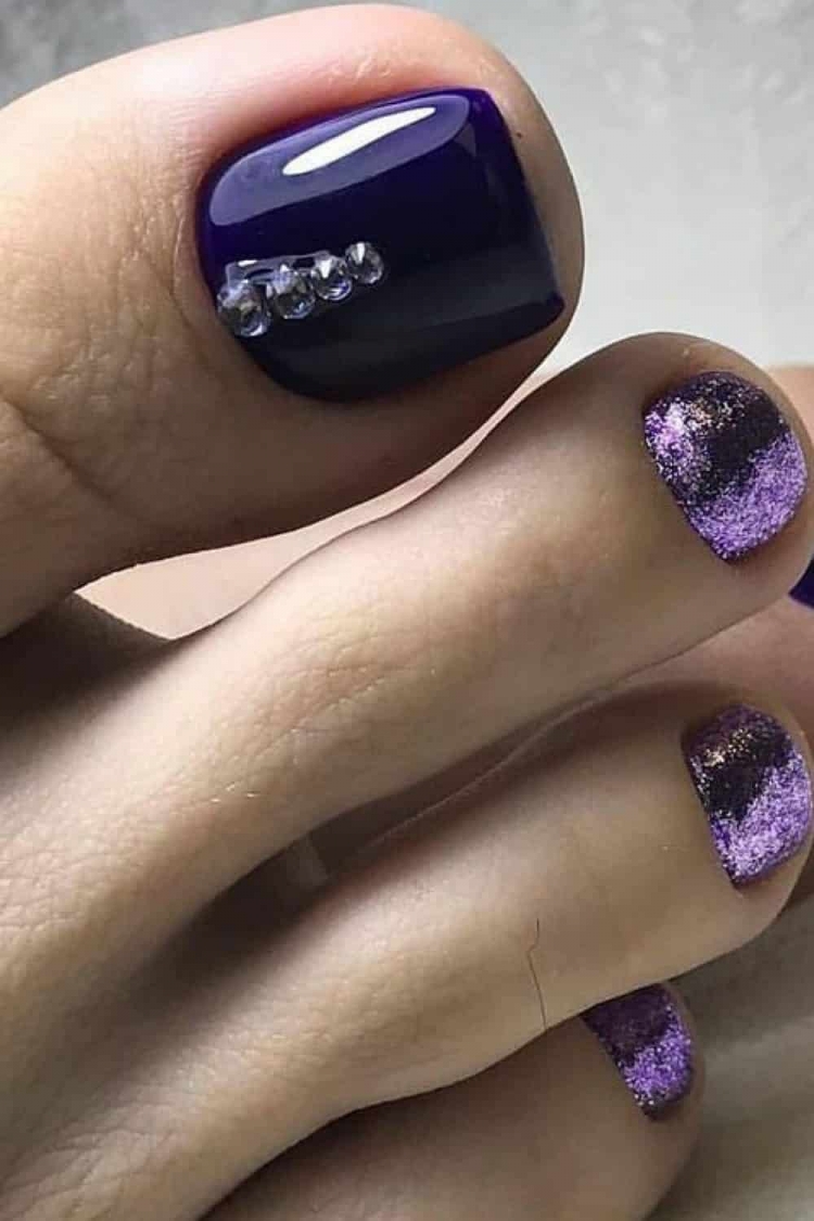 Педикюр розовый с белым