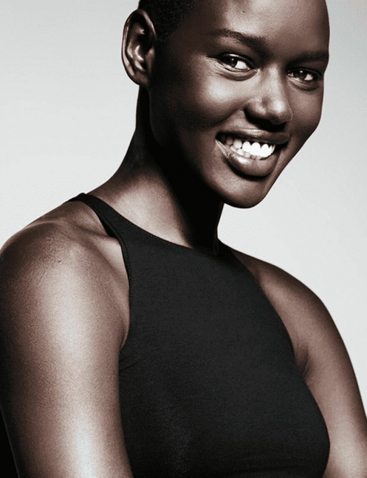 Топ модель Ajak Deng.