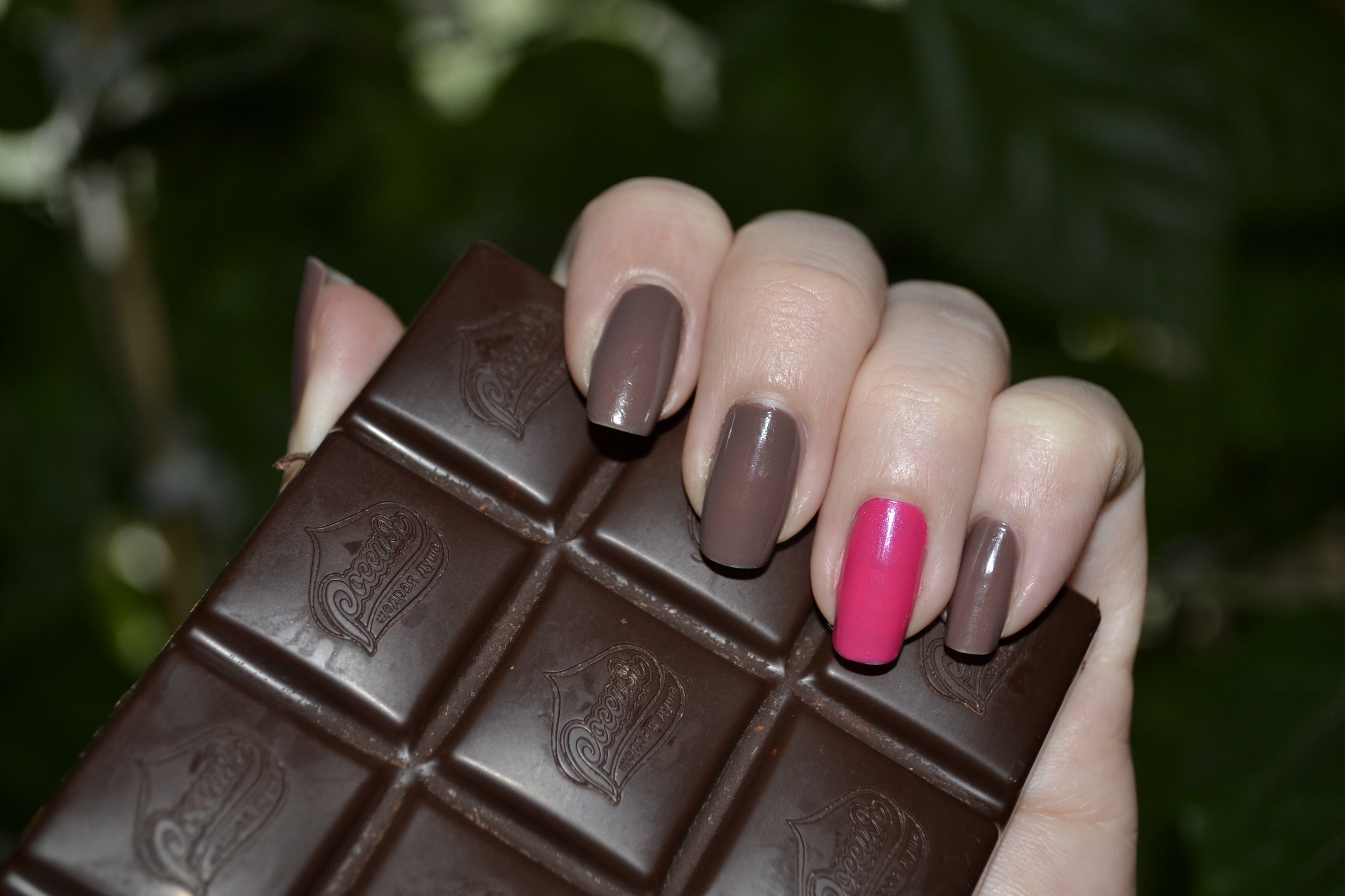 Лак шоколад. Маникюр шоколадного цвета. Маникюр коричневый с розовым. Коричневый гель лак. Коричневый лак для ногтей.