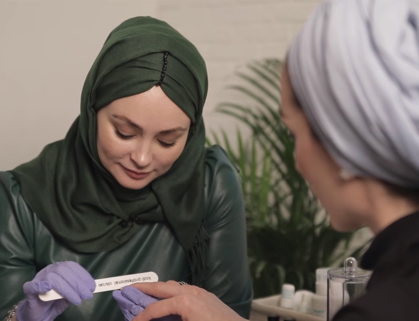 Как делать мусульманский. Мусульманка в салоне красоты. Мусульманская парикмахерская. Ногти для мусульманок. Парикмахер мусульманка.