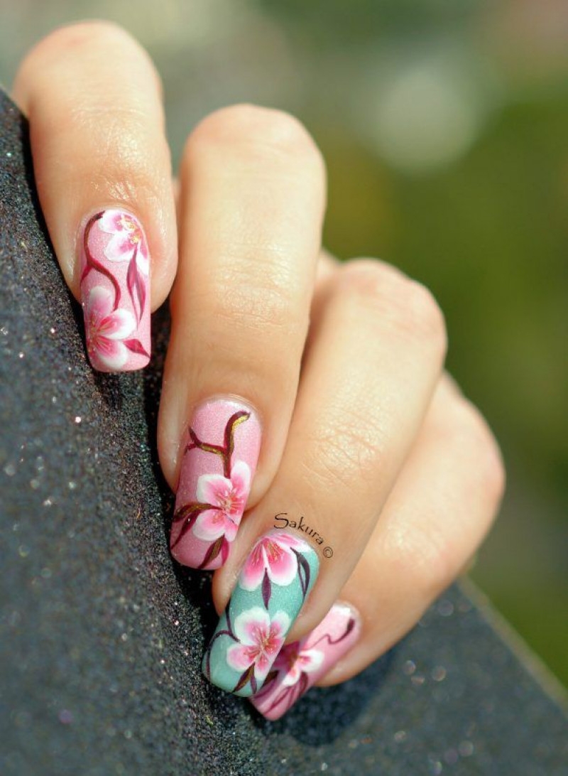 Сакура на ногтях. Цветы на ногтях. Весенние ногти. Цветочный маникюр. Маникюр с цветочками.
