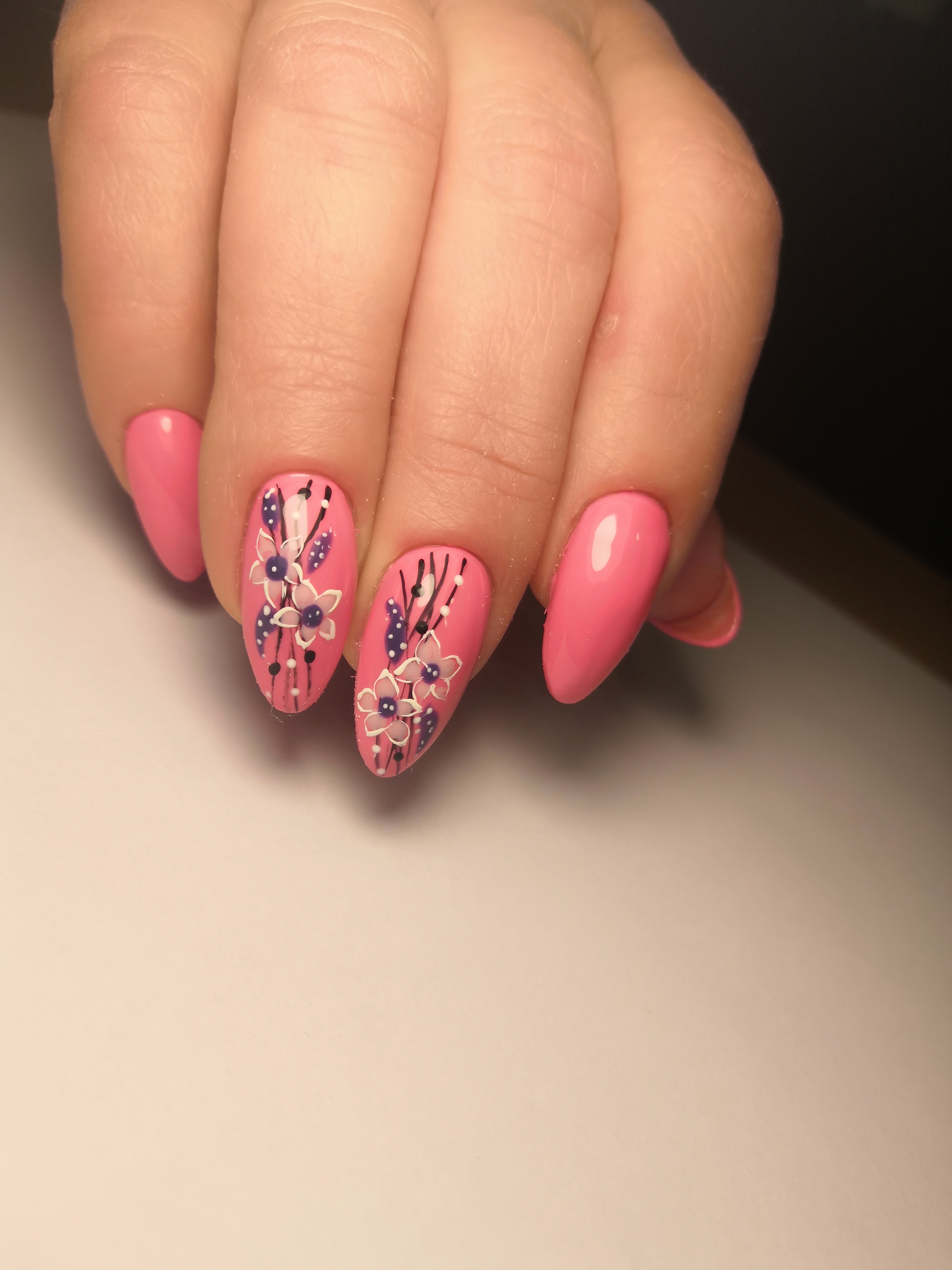 Розовые слайдеры. Розовый маникюр с цветами. Весенний маникюр розовый. Цветочный рисунок на розовых ногтях. Ногти розового цвета.