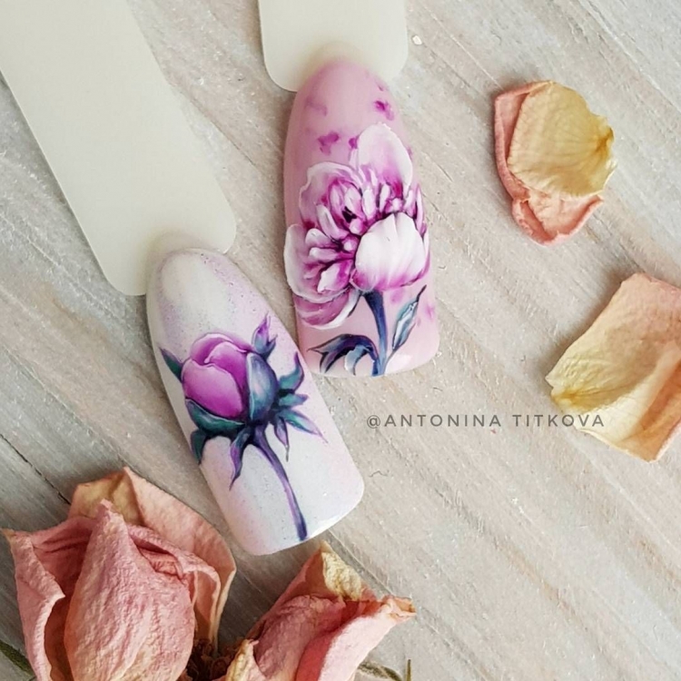Маникюр с пионами