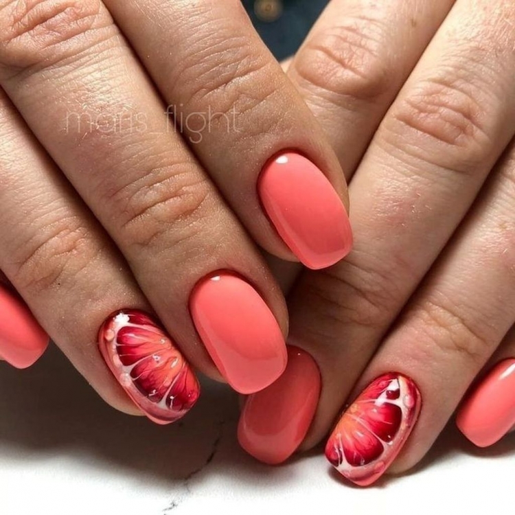 Коралловый маникюр с втиркой и вензелями