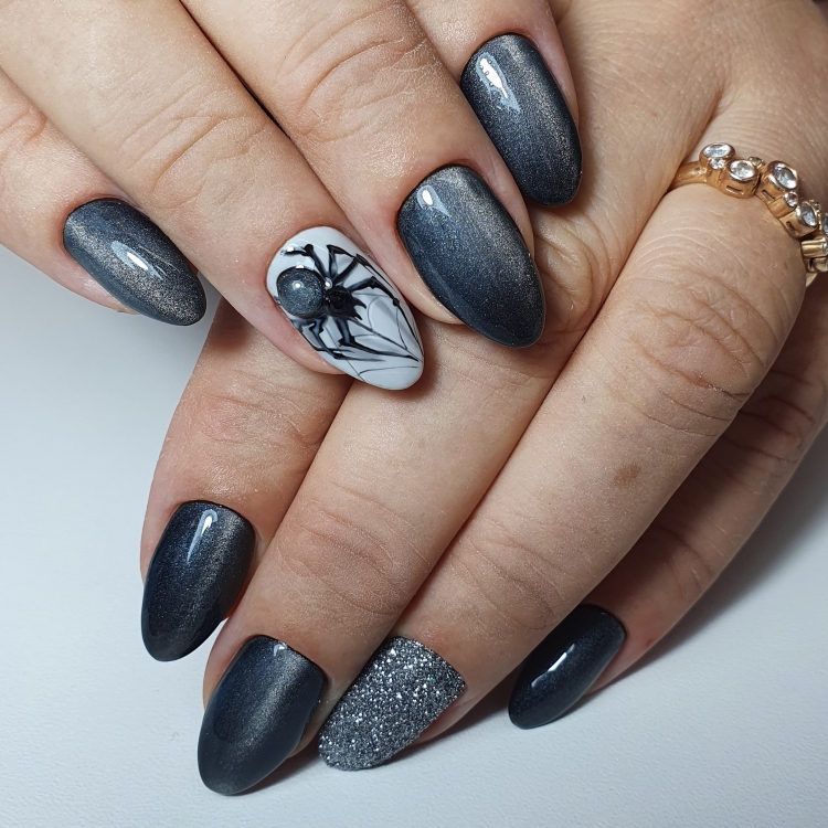 Серебряный кошачий глаз маникюр