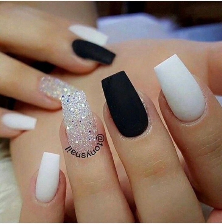 Бело-черный маникюр со стразами