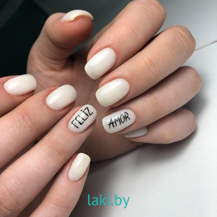 Молочный маникюр на короткие ногти