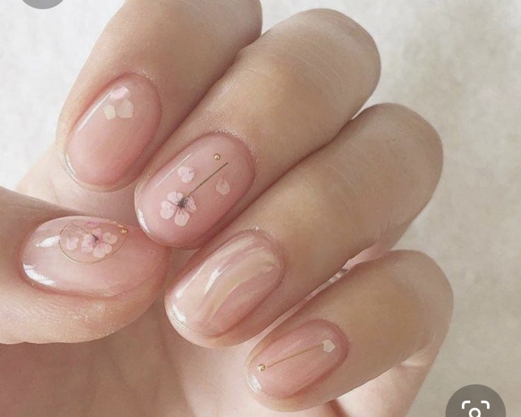 Нежный прозрачный маникюр на короткие ногти