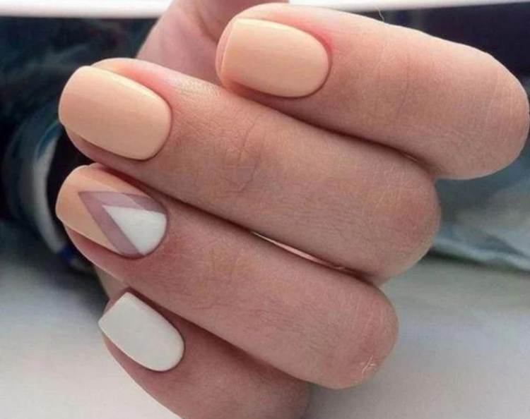 Короткие бежевые матовые ногти