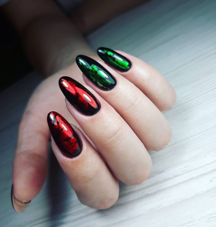 Маникюр кошачий глаз красный