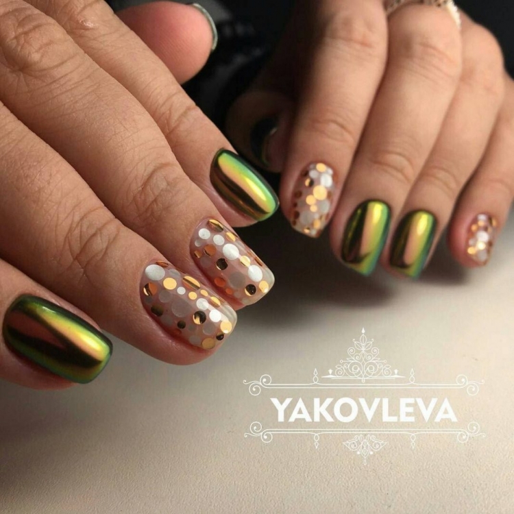 Маникюр с золотой втиркой и камифубиками