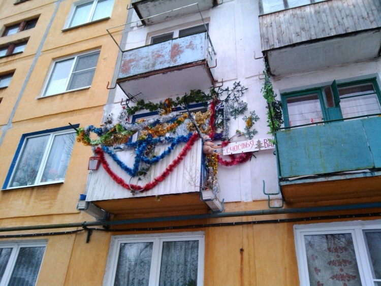 Красиво украсить балкон на новый год