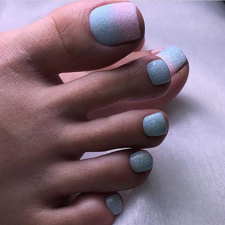 Педикюр розовый с голубым