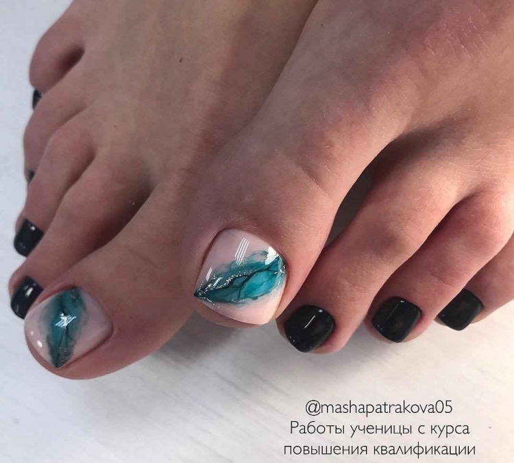 Голубой мрамор педикюр