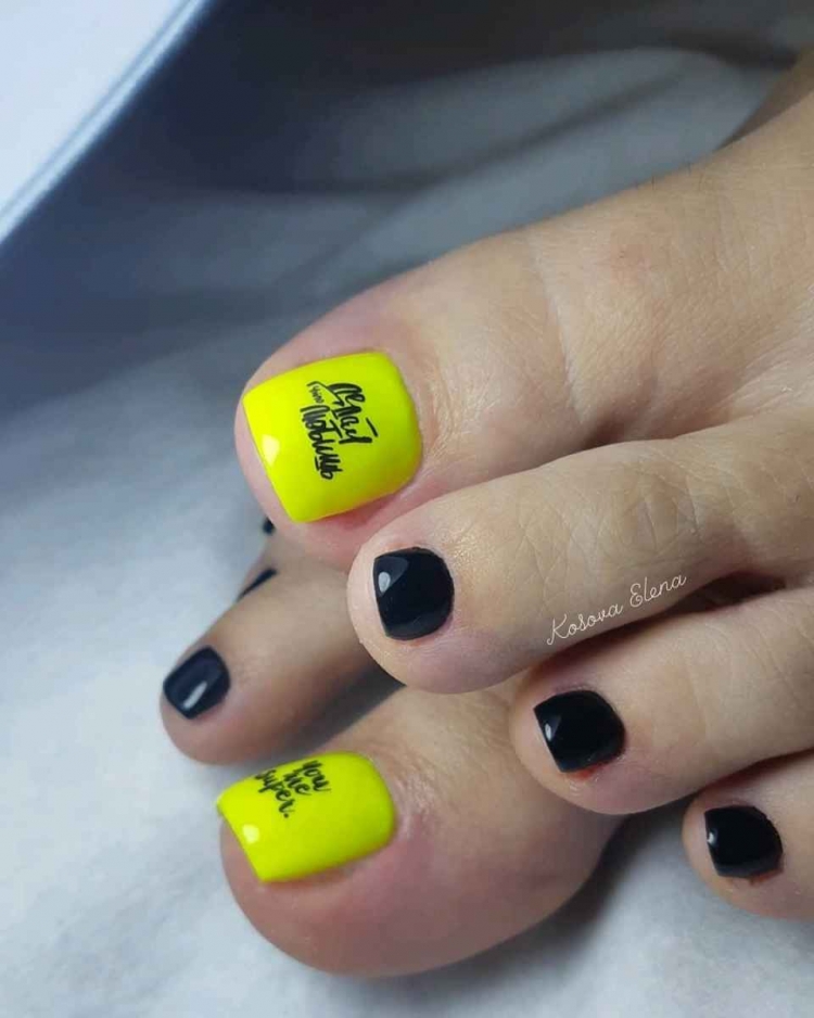 Педикюр белый с цветочком