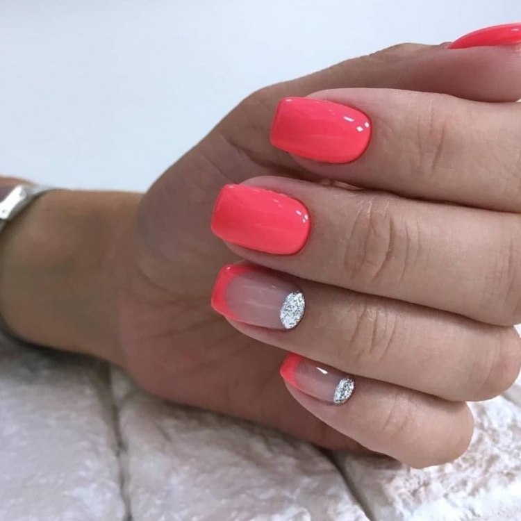 Коралловые ногти с лункой