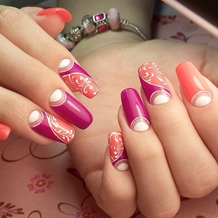 Красивые коралловые ногти