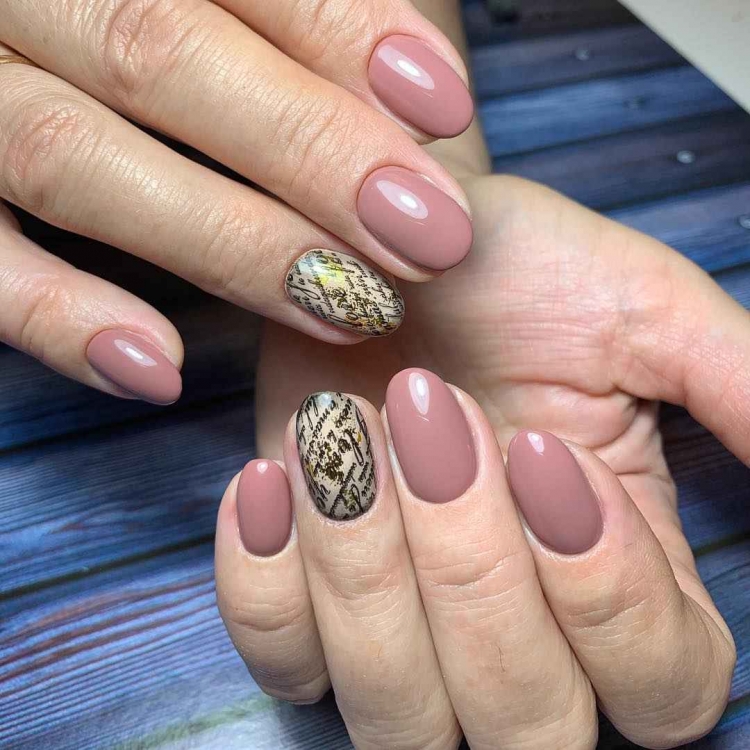 Маникюр для женщины 50