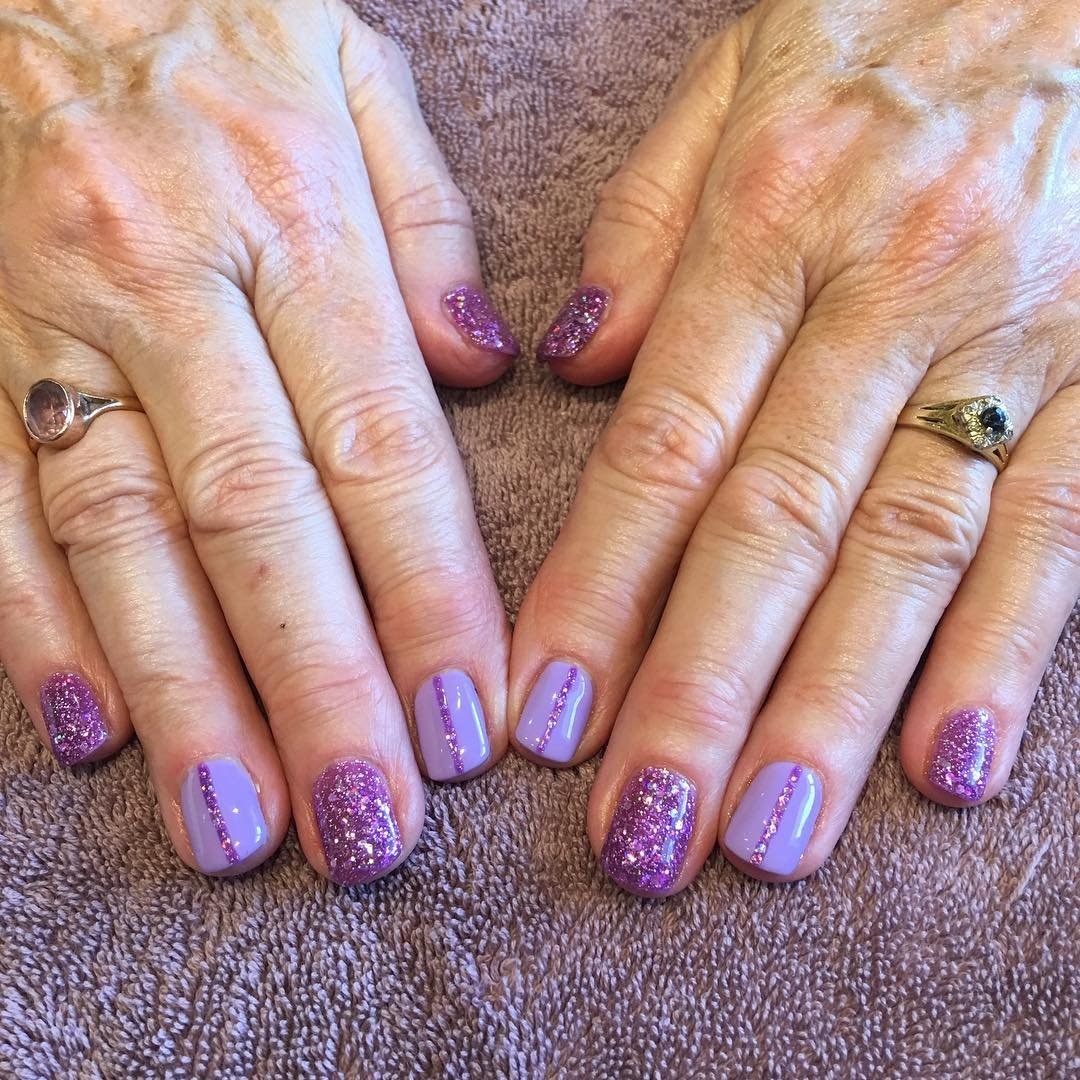 Ногти после 60. Маникюр для бабушек. Ногти для пожилых женщин. Маникюр на короткие ногти пожилым женщинам. Маникюр для пожилых женщин на коротких ногтях.
