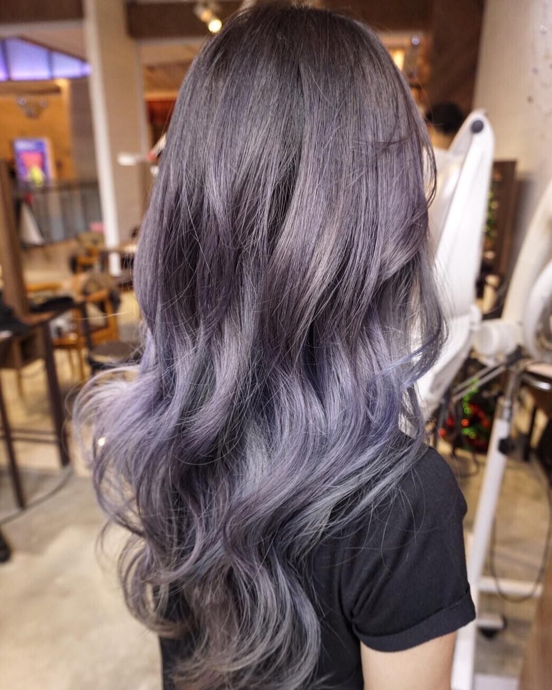 Маска пепельные волосы. Пепельно фиолетовый цвет волос. Пепельные волосы с фиолетовым оттенком. Пепельный цвет волос с фиолетовым оттенком. Серо-фиолетовый цвет волос.
