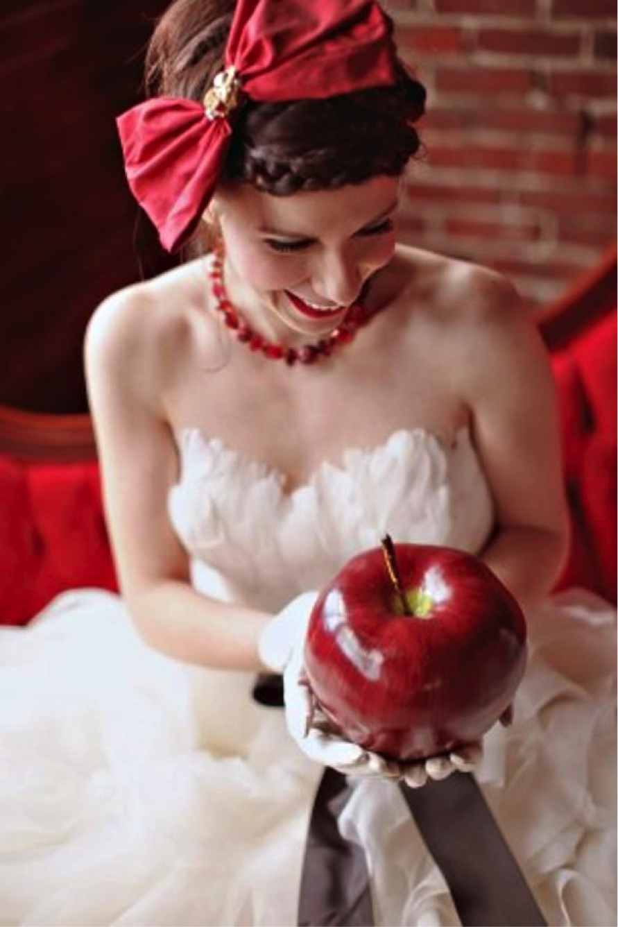 Кидает яблоко. Фотосессия с красными яблоками. Свадебное платье в стиле Белоснежки. Образ невесты в стиле Белоснежки. Фотосессия в стиле Белоснежки.