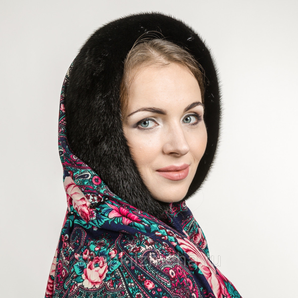 Как красиво завязать платок на голову зимой. Модные платки на голову. Теплый платок на голову. Платок женский теплый на голову. Теплый платок на голову на зиму.