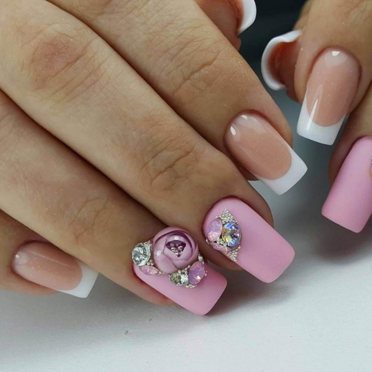 Лепка на розовых ногтях