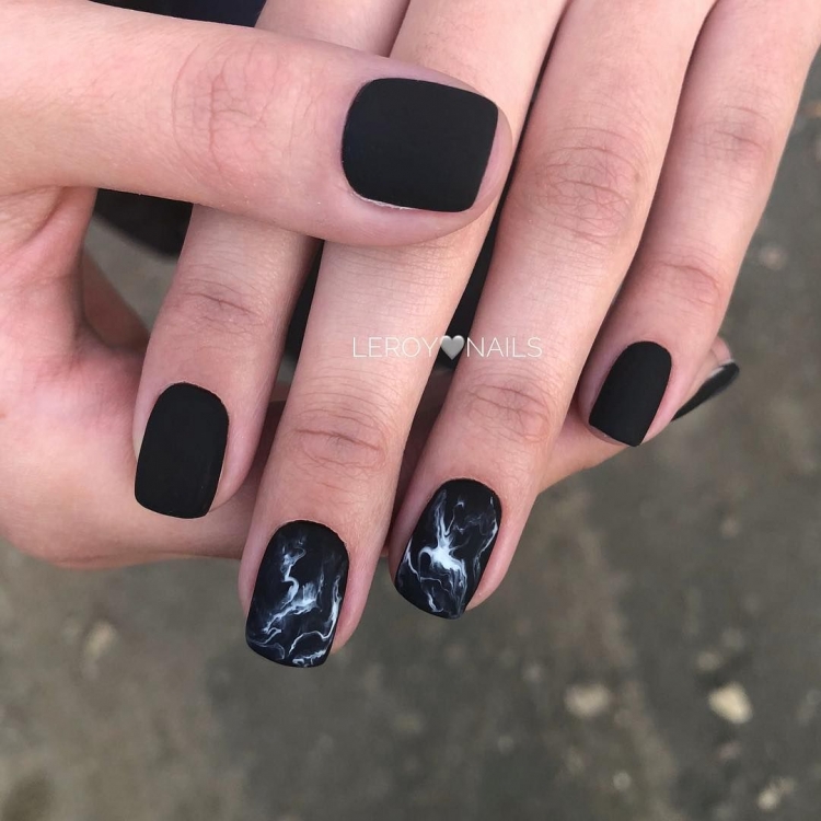 Чёрный маникюр на короткие ногти
