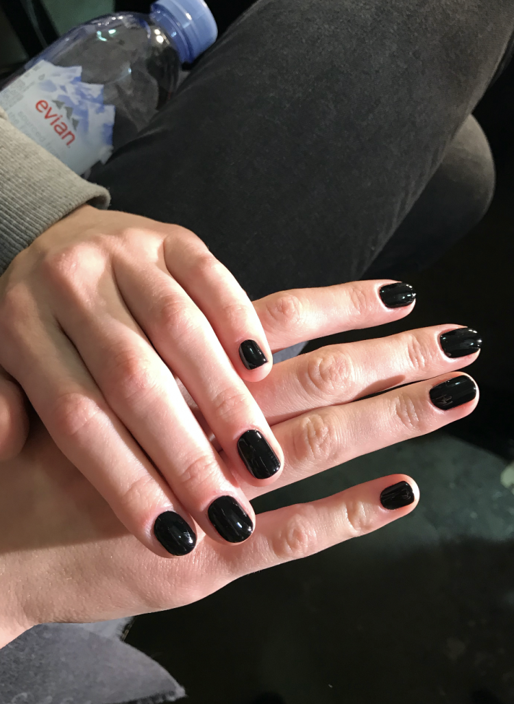 Черные короткие ногти