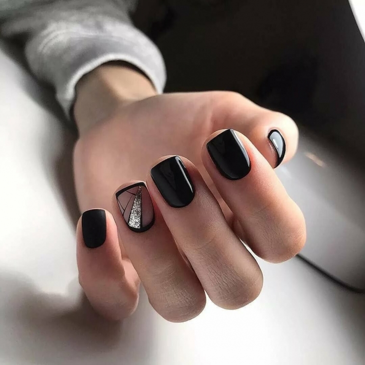 Темный шеллак на короткие ногти