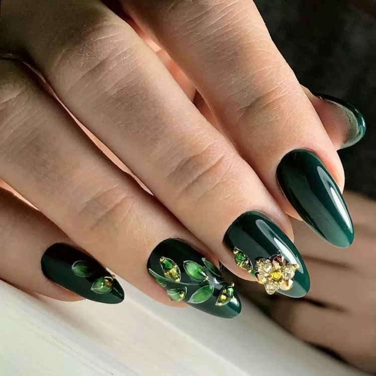 Маникюр золото с изумрудом
