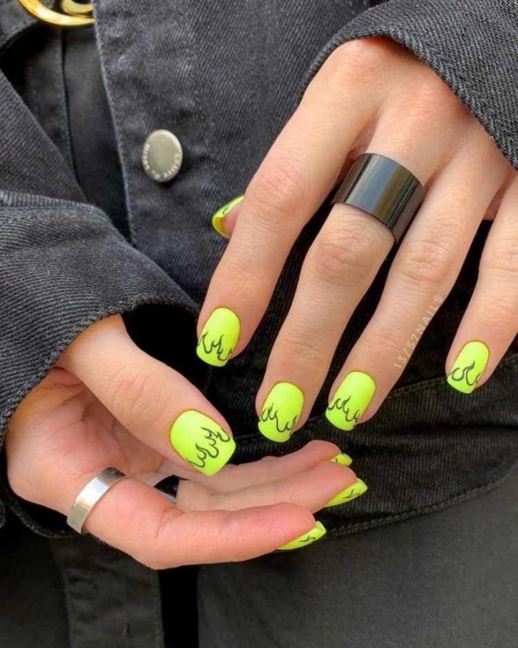 Салатовые ногти короткие