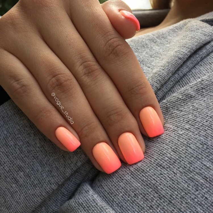 Летний маникюр коралловый