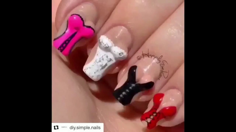Маникюр с интимными рисунками