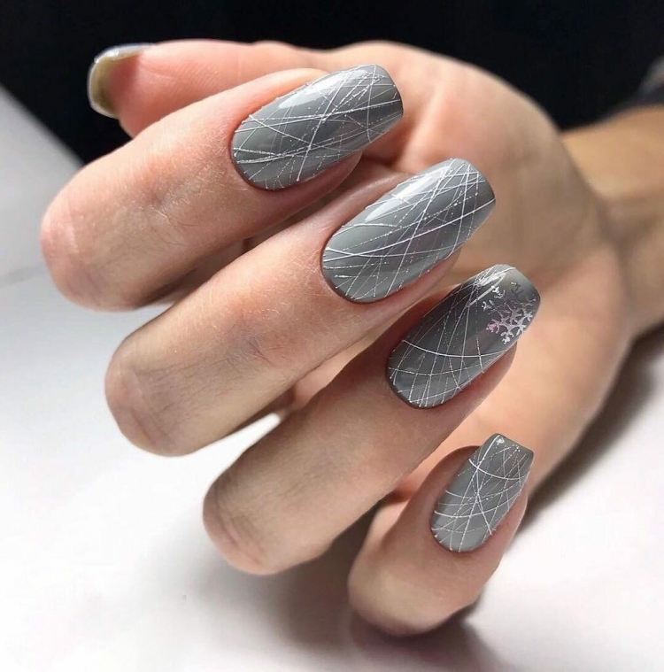 Серый маникюр