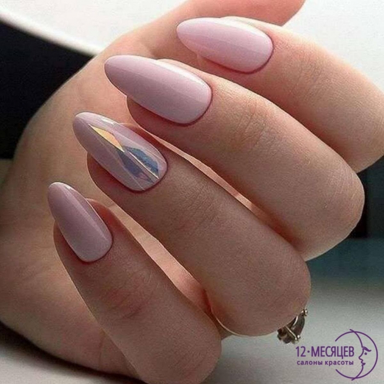 Розовый нюдовый маникюр миндаль