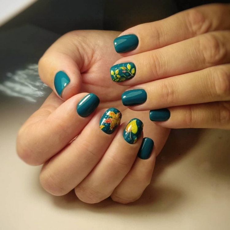 Маникюр с капельками лака