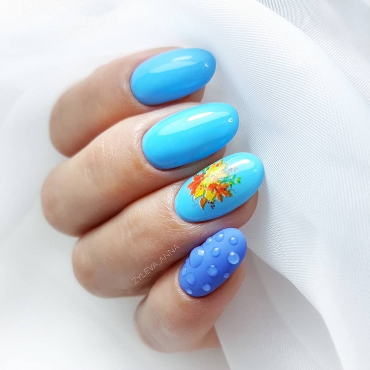 Маникюр с капельками воды летний