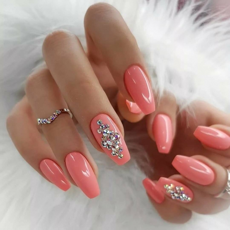 Коралловые ногти со стразами