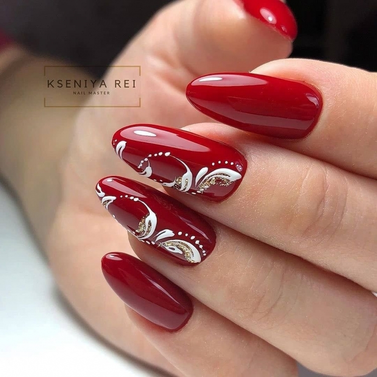Красный маникюр сзооотом