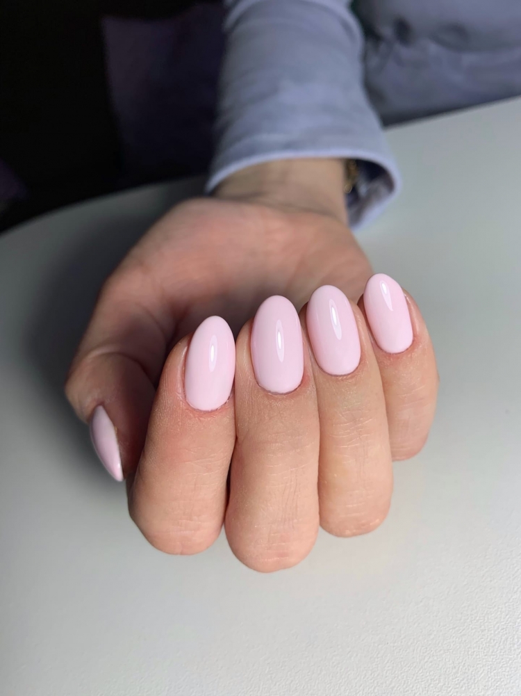 Нюдовый маникюр на короткие ногти классический
