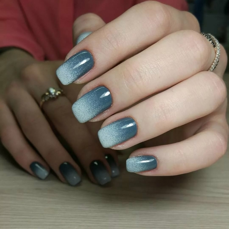 Маникюр серый с белым