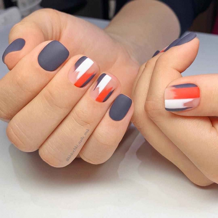 Маникюр с мазками