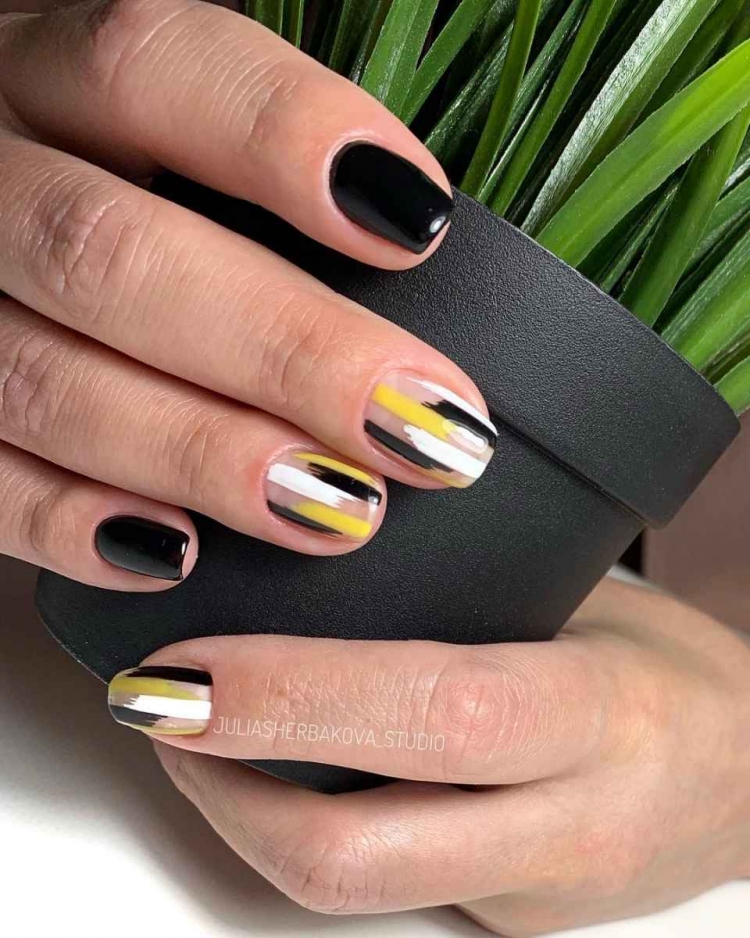 Маникюр с мазками